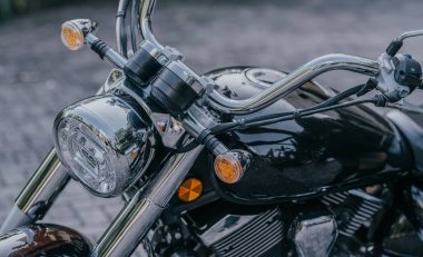 Ön tarafta, klasik motosiklet..