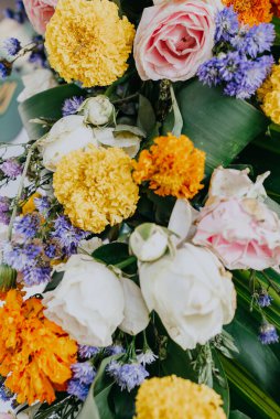 Etkinlik dekorasyonu için çeşitli gül renkleri. Renkli çiçek arkaplanı. Buket arkaplanı.