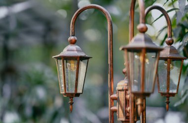 Bahçedeki sokak lambasını kapat. Bulanık arkaplan.