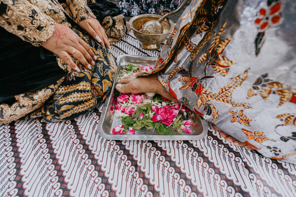 Индонезийский традиционный свадебный прием. Яванская традиция, в которой жених разбивает яйца в серии свадебных церемоний.