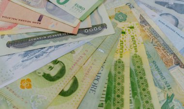 Çoklu para birimleri banknot renkli arka plan olarak küresel para finansal iş ekonomi kriz gösterdi.