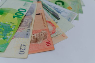 Renkli arka plan olarak birden fazla para birimi banknotları, küresel para finansal iş ekonomisi krizini gösterdi.