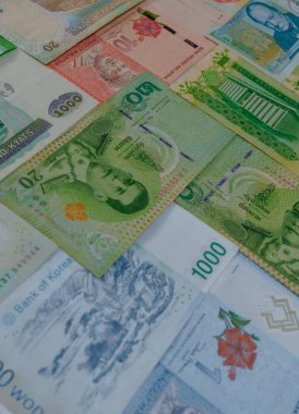 Renkli arka plan olarak birden fazla para birimi banknotları, küresel para finansal iş ekonomisi krizini gösterdi.