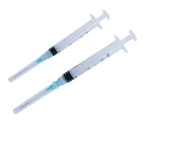 Beyaza izole edilmiş iki tek kullanımlık plastik şırınga..