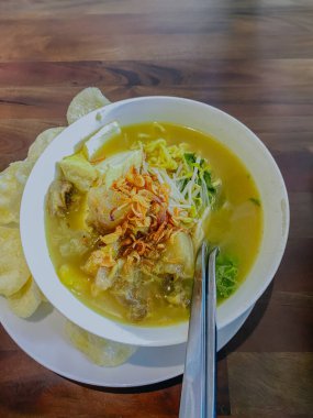 Tahu kampçısı Lamongan. Karışık tofu, pirinç keki, erişte ve körili sığır filizinin kökeni Lamongan, Doğu Java, Endonezya 'dan geliyor. Top view ile, yemek tarifi, makale ya da herhangi bir yemek içeriği için mükemmel.