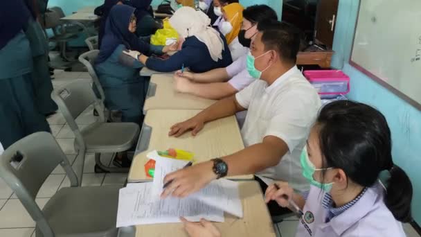インドネシア スラバヤ 2024年1月25日 医学のコンセプト 医療チームのグループが学校で会い クラスで保健教育を提供する — ストック動画