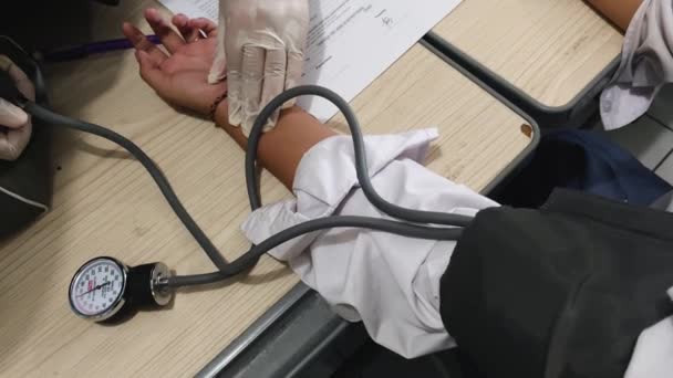 Surabaya Indonesien Feb 2024 Läkare Som Mäter Blodtrycket Till Patienten — Stockvideo