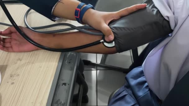 診療所の患者に血圧を測定する医師 4Kビデオレコーディング — ストック動画