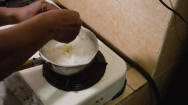 Haşlanmış erişte pişirme işlemi. Fırın 4K video kaydıyla sıcak suda kaynatılan erişteler..