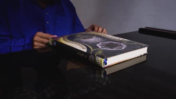 Hombre Indonesio Leyendo Libro Sagrado Corán Oración Primer Plano Religión — Vídeos de Stock