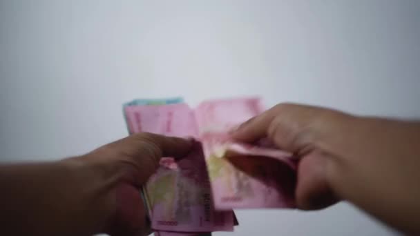 Händerna Räknar Indonesiska Pengar Med Idr 100 000 Och 000 — Stockvideo