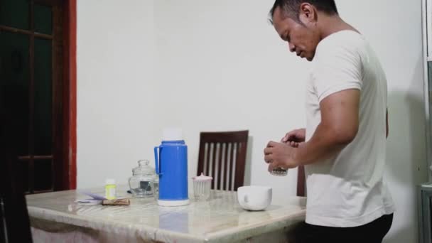 Молодой Человек Кладет Ложку Молотого Кофе Чашку Кухонный Стол — стоковое видео