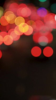 Geceleri araba ve trafik ışıklarıyla dolu bir Bokeh. Şehir Gece Trafiği 'nden Bokeh. Şehir caddesinde trafik sıkışıklığında araba ışıklarından yuvarlak renkli bokeh parlıyor.