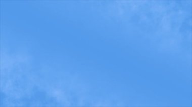 Mavi gökyüzünde mavi bulutlar