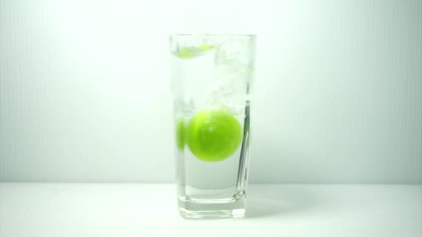 Werfen Sie Zitrone Ein Glas Wasser — Stockvideo