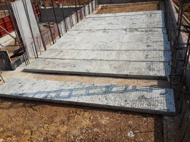 Prefabrik döşemeyi çatı kirişine yerleştir.