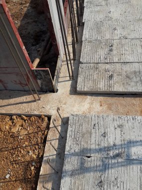 Prefabrik döşemeyi çatı kirişine yerleştir.