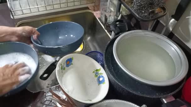Cuci Mangkuk Sup Dengan Deterjen — Stok Video