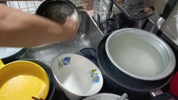 用溶液洗净小锅 — 图库视频影像