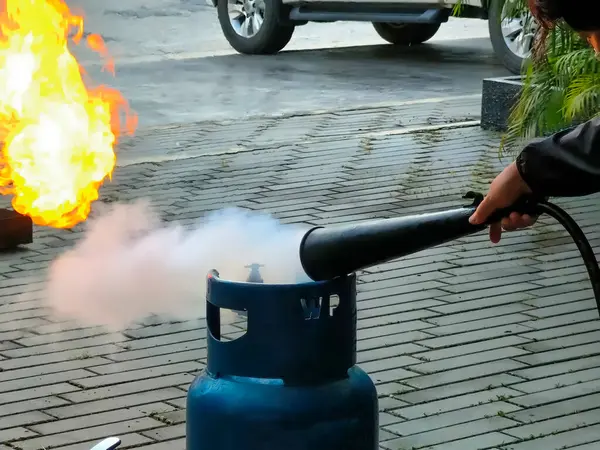 Yangın söndürücü kullanarak yangın söndürme alıştırması yap..