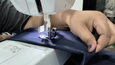 Elektrikli dikiş makinesi kullanarak dikiş dikiyorum.