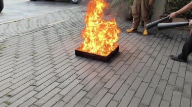 Yangın sırasında yangın söndürücü kullanma alıştırması yap..
