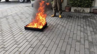 Yangın sırasında yangın söndürücü kullanma alıştırması yap..