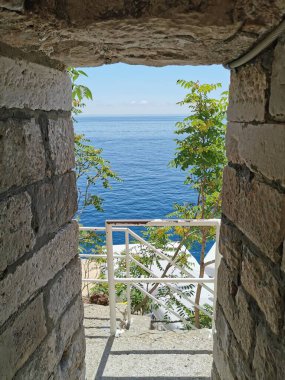 Eski Dubrovnik, Hırvatlar ve deniz manzaralı kalenin duvarının tepesinden manzara