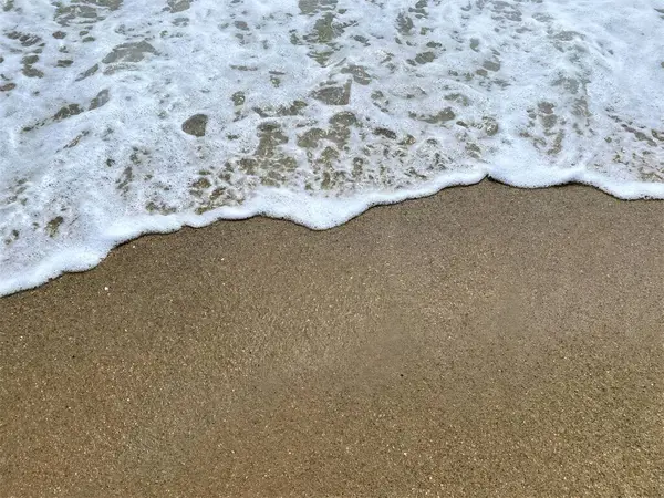 Dalga Deniz Kum Üzerinde — Stok fotoğraf
