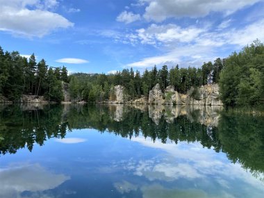Göl ve dağlarla dolu güzel bir manzara, kayaların yansıması.