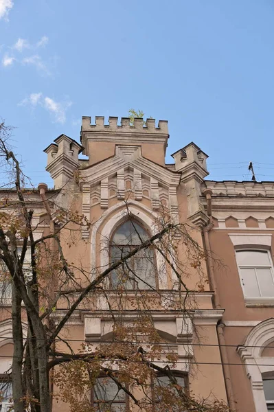 Tarihi Bir Binanın Süsleme Cephesinin Bir Parçası Yükseltilmiş Bir Siperle — Stok fotoğraf