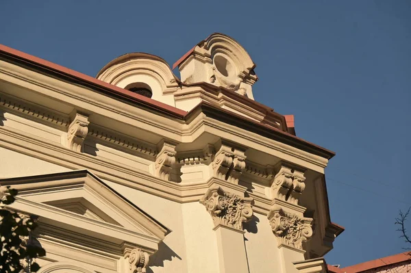 Detalles Los Aleros Del Edificio Histórico Iluminado Por Sol Tarde — Foto de Stock