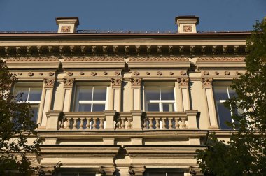 Süslü bir tarihi binanın sokak cephesinin bir parçası.