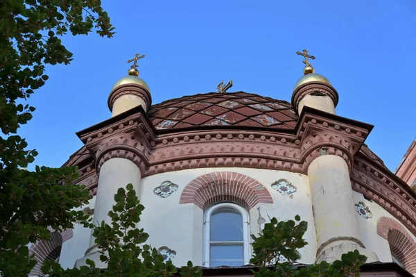 Üzerinde Taretler Haçlar Olan Bir Ortodoks Kilisesinin Kubbesi — Stok fotoğraf