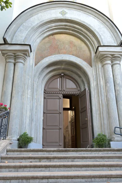 Entrada Edifício Religioso Com Colunas Nas Laterais — Fotografia de Stock