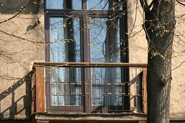 Varanda Uma Casa Muito Renovada Com Uma Cerca Metal — Fotografia de Stock