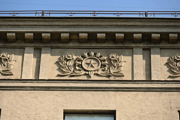 Украшение Исторического Здания Карнице Пятиконечной Звездой — стоковое фото
