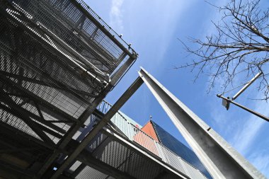 Çok katlı bir garaj binasının parçası.