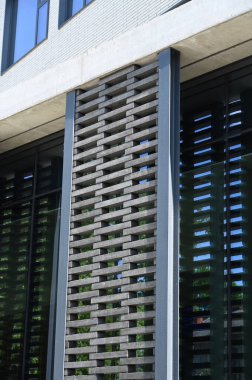 Uzun tuğlalardan yapılmış modern bir binanın dekoratif duvarı.