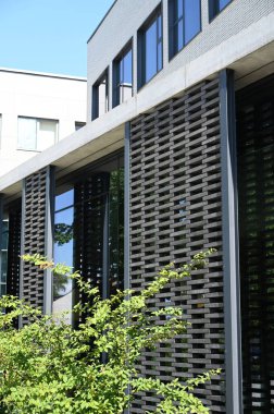 Uzun tuğlalardan yapılmış modern bir binanın dekoratif duvarı.