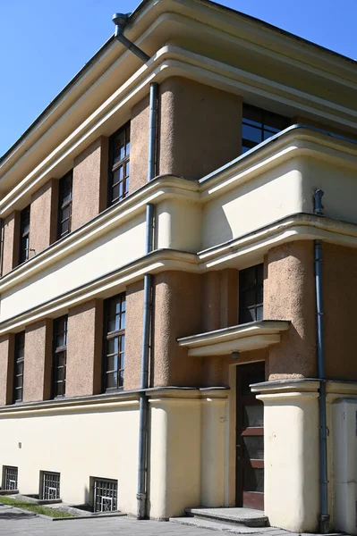 Історичний Вуличний Фасад Будівлі Пофарбований Двоколірними Смугами — стокове фото