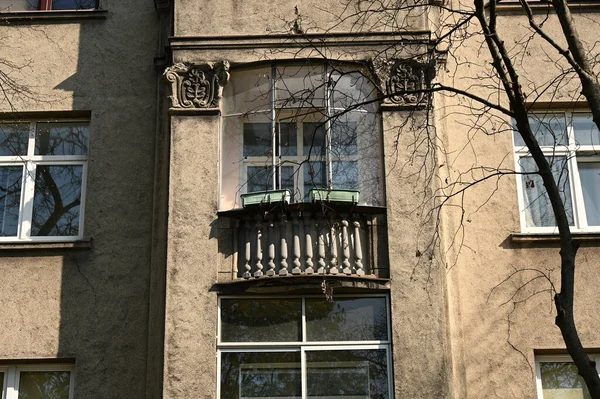 Fragmento Fachada Edifício Histórico Com Varanda — Fotografia de Stock