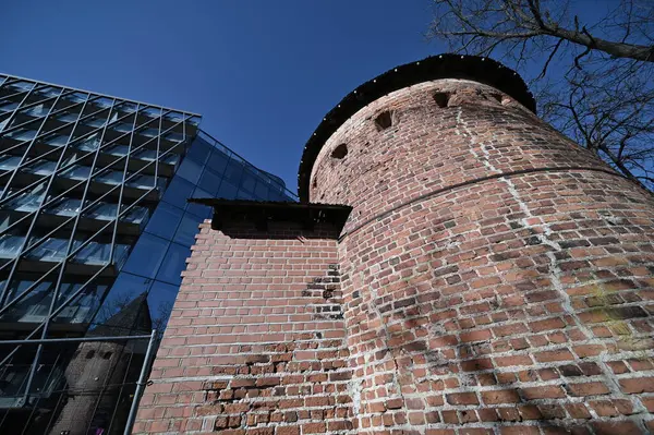 Фрагмент Міського Будівництва Історичною Спорудою Біля Сучасної Скляної Будівлі — стокове фото