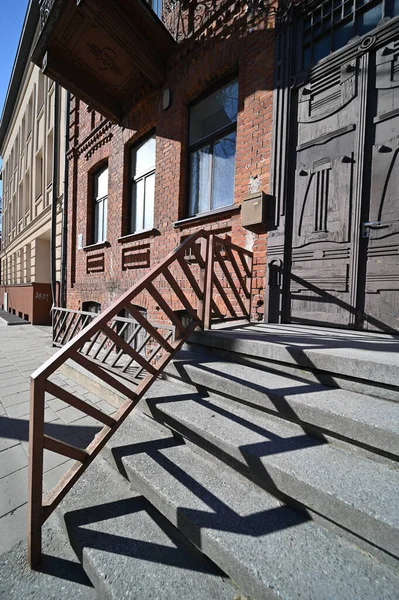 Escaleras Exteriores Hormigón Edificio Con Una Barandilla Metal — Foto de Stock