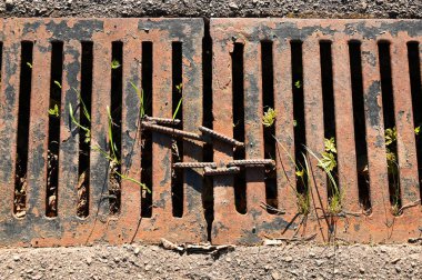 Metal yağmur suyu toplama ızgarası çubukları güçlendirerek bağlanır