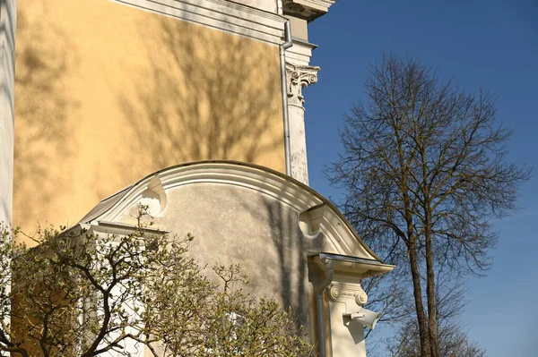 Фрагмент Фасада Исторического Здания Изогнутой Крышей — стоковое фото