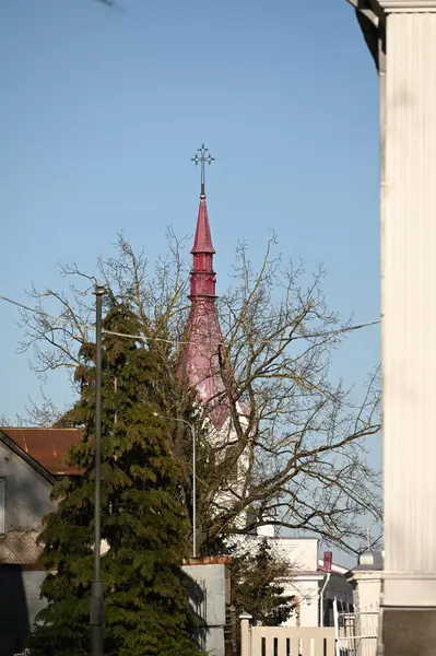 Torre Igreja Pontiaguda Pode Ser Vista Através Das Árvores — Fotografia de Stock