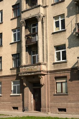 Balkon ve pencereli bina cephesi