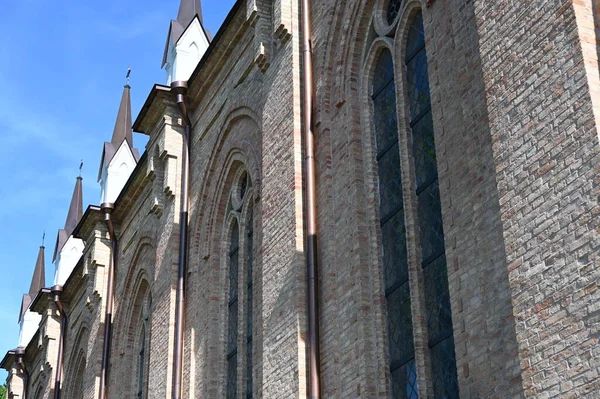 Νέο Γοτθικό Καθολικό Κτίριο Εκκλησία Πλευρική Πρόσοψη Krekenava Λιθουανία — Φωτογραφία Αρχείου
