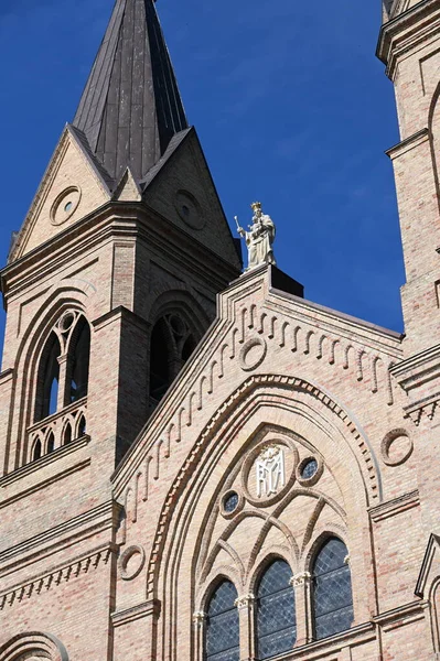 ネオゴシック ゴシック カトリック教会の建物 フロント ファサードの断片 クルケナヴァ リトアニア — ストック写真